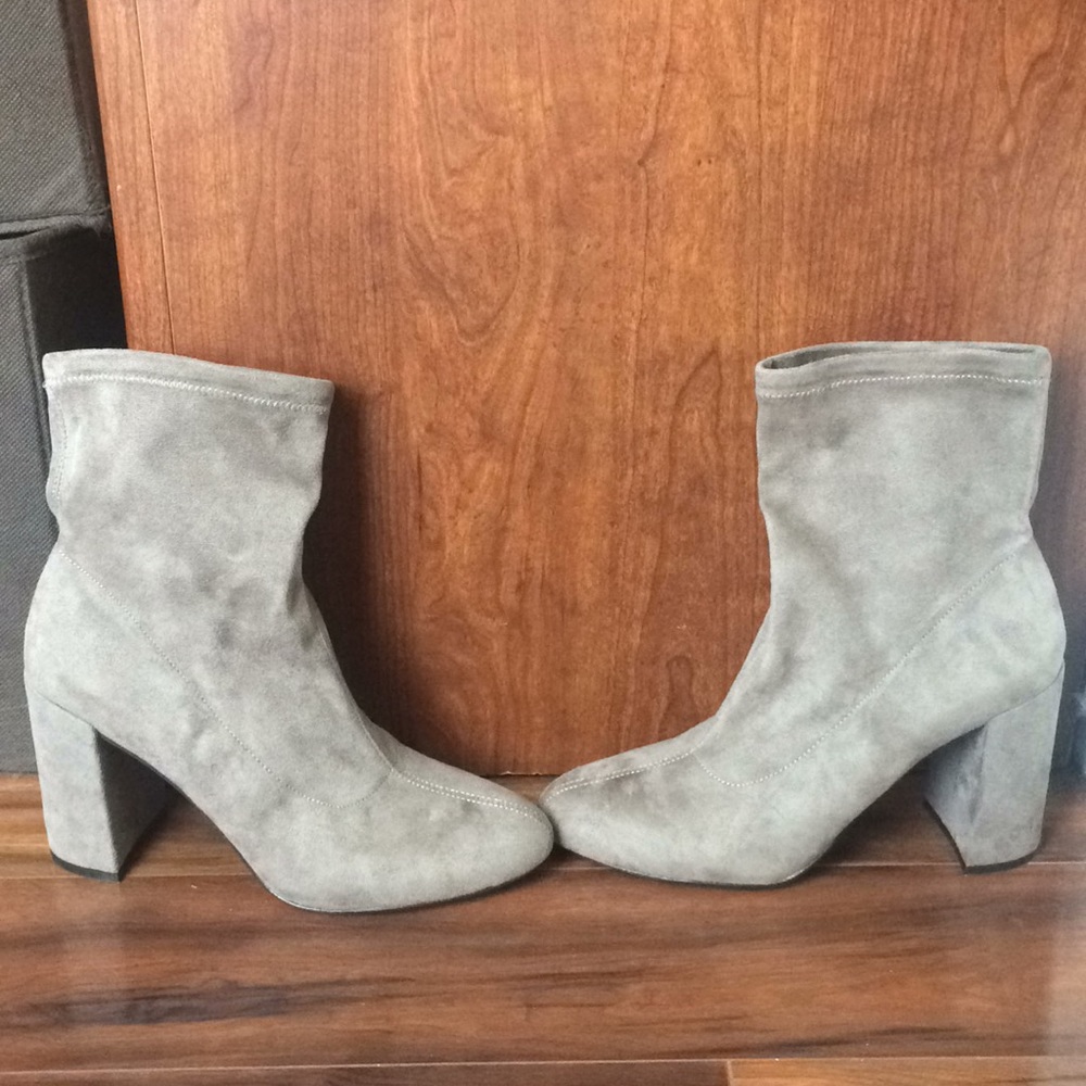 New!!!! BCBG pull on suede booties